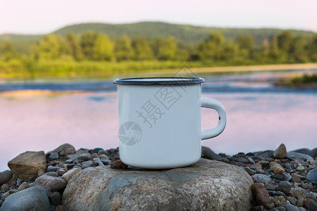 白色露营火甜咖啡杯模型带日出河景空杯子模拟设计宣传背景图片