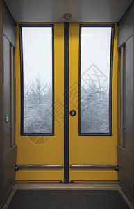 现代火车的黄色自动门图片