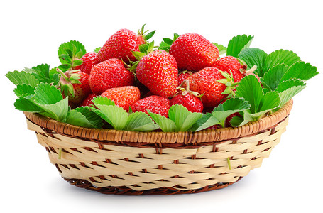 甜食的草莓在一个维格篮子中孤立在白色背景图片