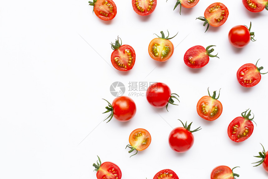 白色背景上的新鲜西红柿图片