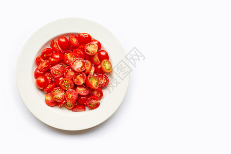 盘中切半的新鲜西红柿视图背景图片