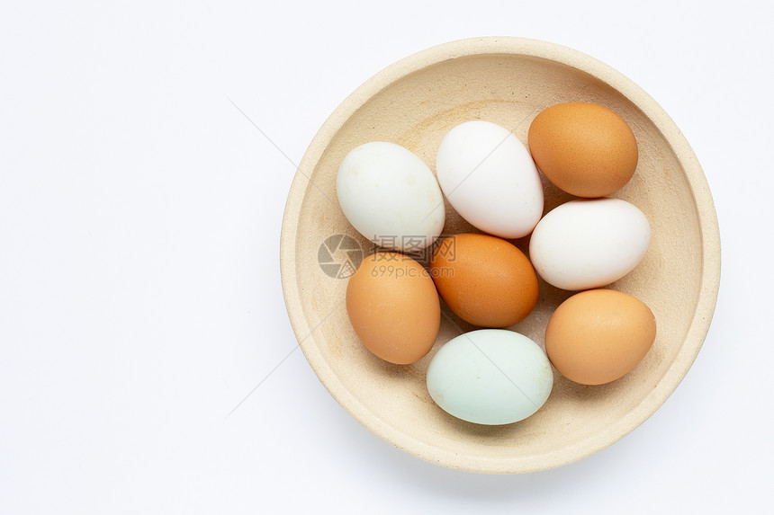 上方视图木碗里的鸡蛋图片