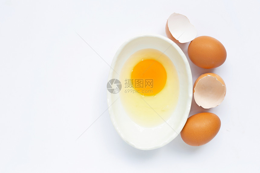 顶视图白色背景打开的鸡蛋图片
