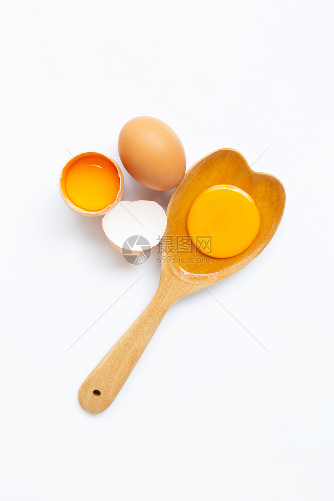 上方视图木勺里打开的鸡蛋图片