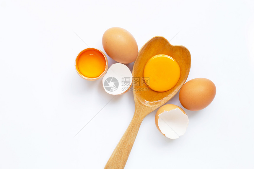 上方视图木勺里打开的鸡蛋图片