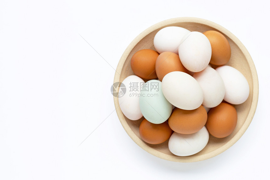 顶视图白色背景木碗里的鸡蛋图片