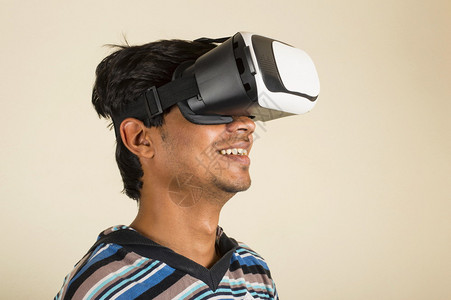 想象力惊人的年轻男孩体验虚拟现实耳机图片