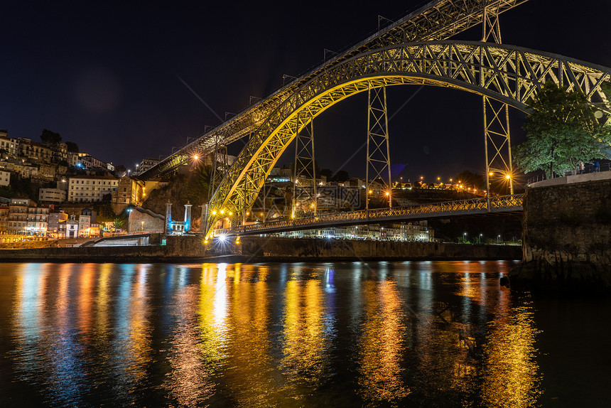 夜间城市波尔图的天际线与Portugal和ponteluis桥图片
