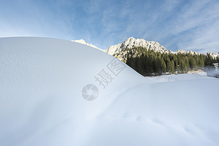 寒冬风景在阳光明媚的12月日有新鲜的风雪高山景有雪地和山图片