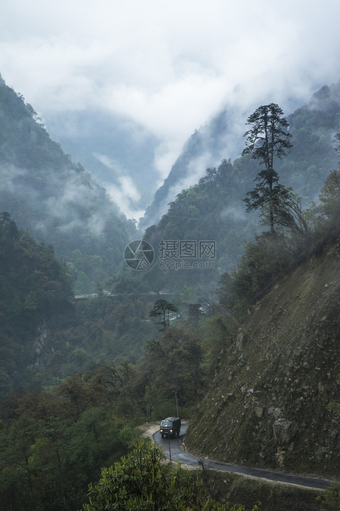 位于拉春锡基姆因迪亚高山通道的运输车辆图片