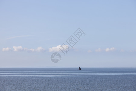 在达特奇州薯兰瓦登海的蓝水上孤单帆船高清图片