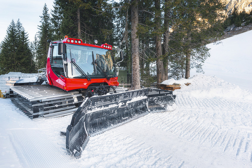 在奥斯特里亚山丘上的雪路在奥斯特里亚的hrwald在一个寒冷的12月日红色的雪车冬季交通图片