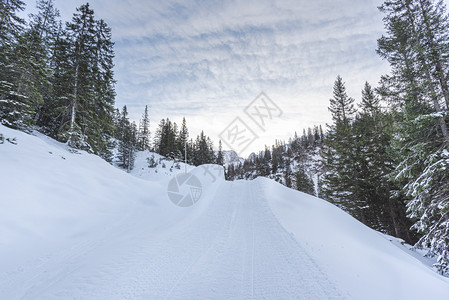 山丘的冬季风景路边厚厚的积雪图片