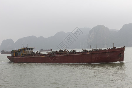 在vietnam的哈龙湾海上油轮图片