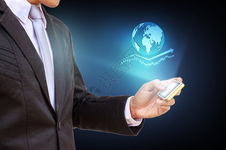 商人触摸智能手机图用于在屏幕上交易股票市场图片