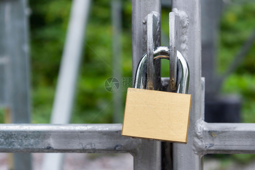 金属笼门锁安全商业概念图片