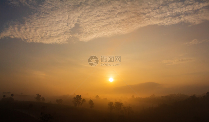 风景照片清晨美丽的海雾图片