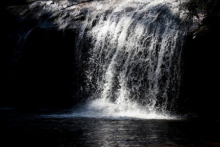 瓦瑟瀑布泰河深色风格的瀑布背景
