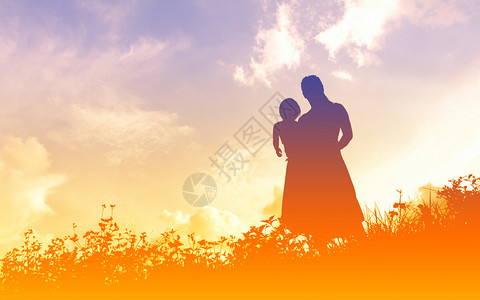 日落时,一个带着孩子的女人图片
