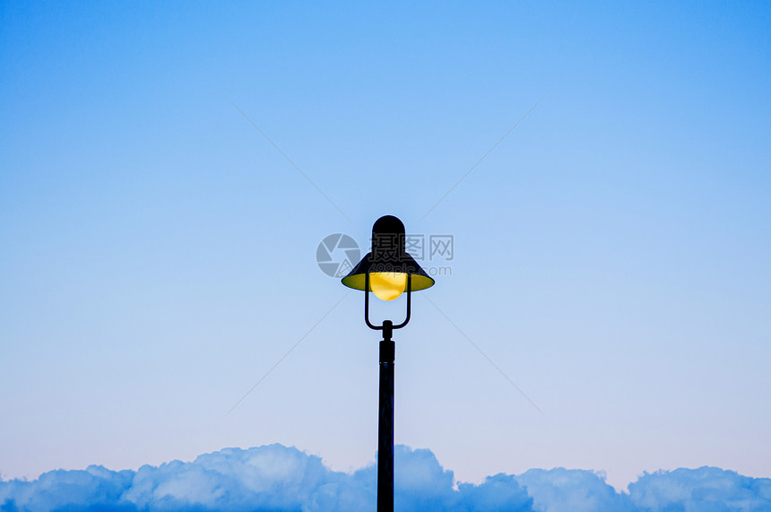 具有蓝夜天背景两侧都有空间复制的旧电灯杆用于设计工作图片