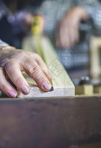 高级木匠在工车间测量的手细有选择地关注背景人木工和rc在木工中手测量图片