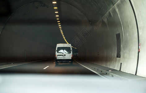 巴士在高速公路隧道中行驶灯光图片