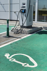 充电站沥青上涂的充电标志生态燃料概念图片