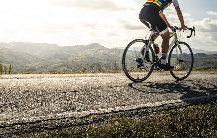 路上的骑自行车运动路上自行车的阳光和影子户外自行车图片