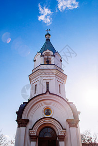 正统俄罗斯正统洋葱圆顶钟楼冬天在蓝下高清图片