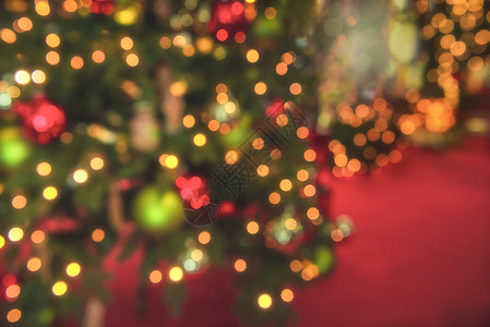 圣诞树背景模糊有bokeh灯光红背景的松树上有xma圣诞节概念灯背景图片