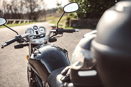在大自然背景的路上看到黑色闪的摩托车高清图片