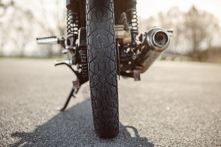 路上摩托车的后轮和排气管路上摩托车的轮和排气管图片