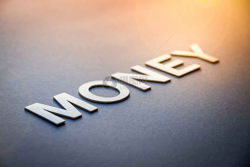钱字用白色的固体字母写在一块木板上用白色固体字母写的单词钱图片