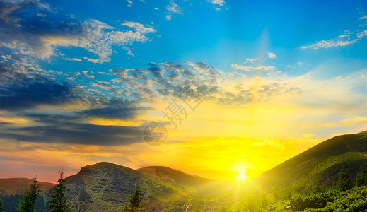 美丽的山地和太阳升起图片