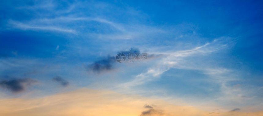 阴云的天空和明亮太阳在地平线上升起图片