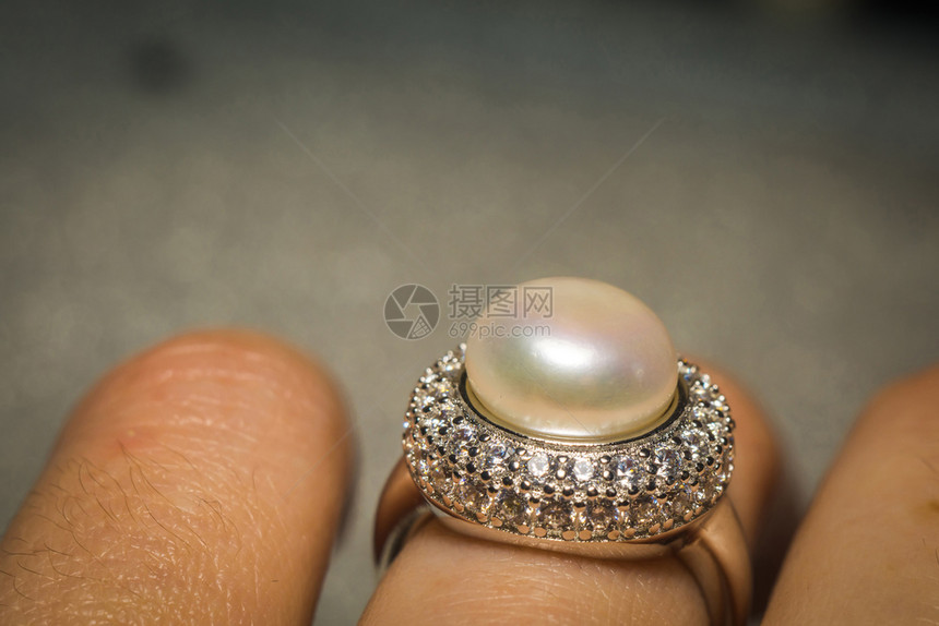 装饰着白色淡水珍珠和钻石的奢华银环图片