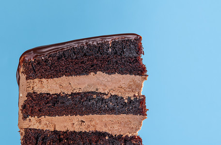 巧克力馅生日蛋糕奶油糖霜巧克力分层蛋糕的特写宏配巧克力糖霜生日蛋糕图片