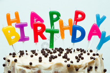 生日蛋糕上闪亮的生日蜡烛图片