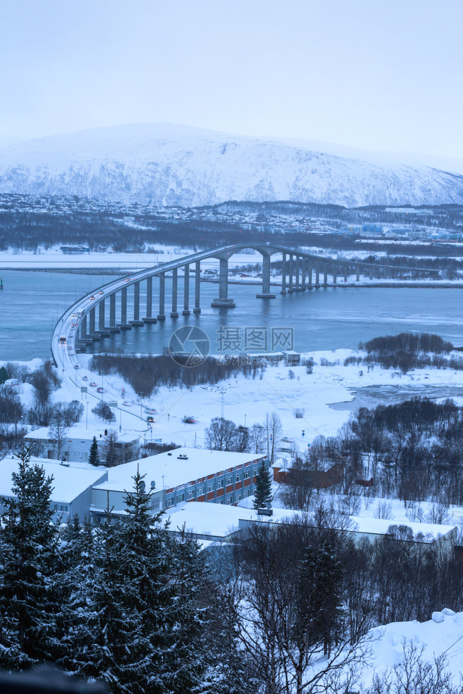 美丽的挪威特罗姆索城的桥图片