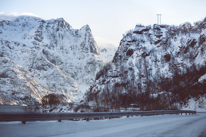 冬季诺维吉山脉的道路图片