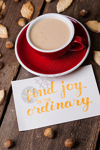 红色的咖啡杯和叶形饼干与刻字找到欢乐在普通的图片