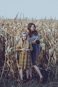 母亲和女儿在玉米田里图片