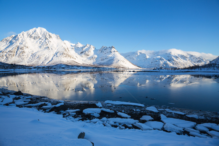 美丽的雪山及其在峡湾的反射和碎冰块图片