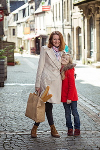 幸福的母亲和女儿漫步在老城的法兰西图片