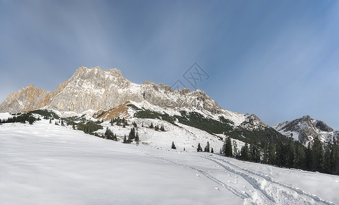 冬季山丘被雪覆盖图片