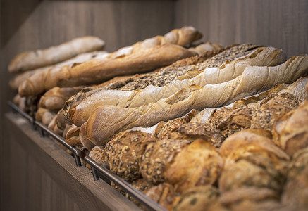 在木制架子上做面包在架子上做面包各种新鲜烤食用法国图片