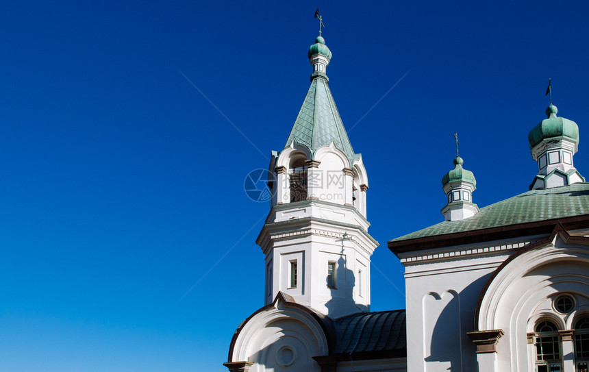 正统俄罗斯正统洋葱圆顶钟楼冬季在蓝天下交叉图片