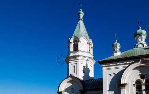 正统俄罗斯正统洋葱圆顶钟楼冬季在蓝天下交叉高清图片