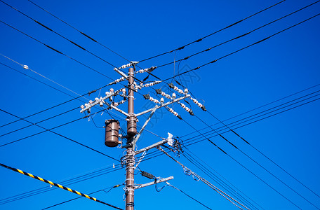 高压变器电线杆多向高压用变器对抗明蓝天空背景
