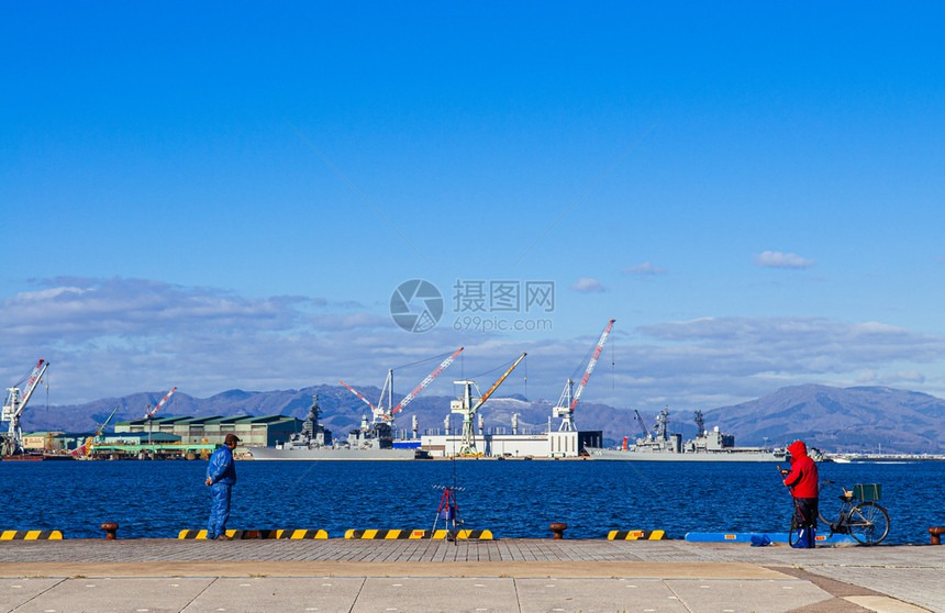 2018年月日雅潘哈科达蓝港湾有大型起重机和船山观背景远视的渔民和工业港口图片